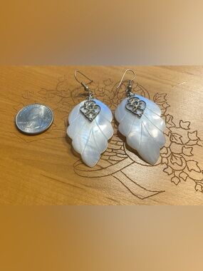 VTG Carved Mother of Pearl Leaf Earrings Silver Filigree Boho cottagecore